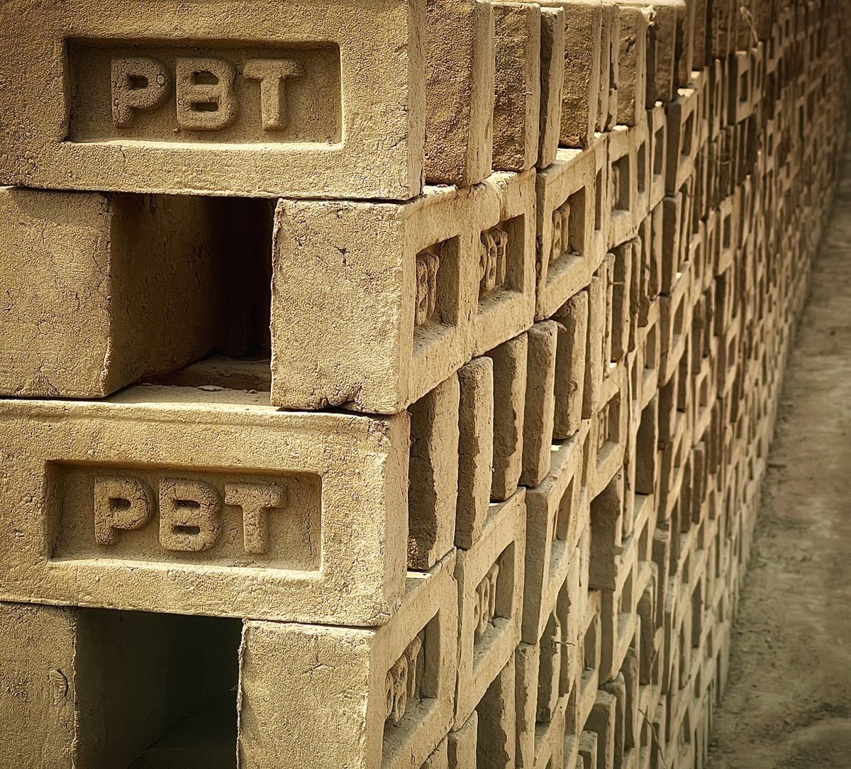 Blocos de concreto organizados para uso na construção